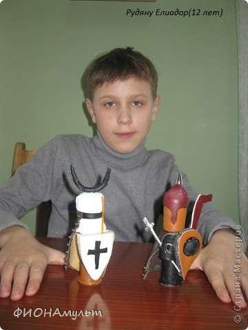 • Вся в квадратах – белых, чёрных-деревянная доска, а ряды фигур точёных-деревянные войска. Тут герои в каждом войске, и выходит рать на рать хитроумно и геройски воевать и побеждать ! (фото 3)