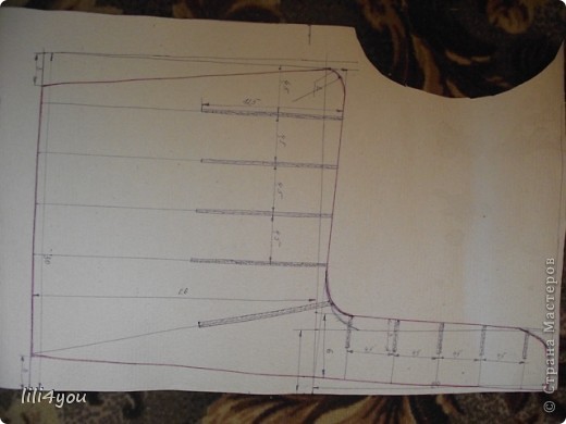 Разумеется, вначале нужна выкройка. Подсчитала размеры, пригодные для ребенка, вспомнила уроки труда и черчения в школе. Получилось что-то этакое. Таких деталей нам нужно 4. (Если кого-то заинтересует, фото этой детали есть более подробно и крупнее, при необходимости догружу). (фото 3)