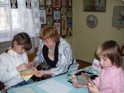  К сожалению только две девчушки... Такие разные!.... Одна схватывала быстро и торопилась, вторая вдумчивая и уж очень старалась! Свои работы они тут же подарили мамам. Чего!!! стоило " Спасибо" одной из мам!!!
 Не пойму... Ну все, кто у меня пробует- заболевают лентами! Девчушечки!!! Удачи вам!!!! (фото 6)