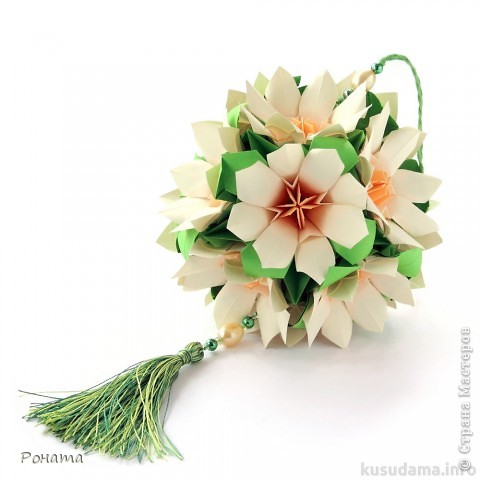 Цветы из книги "Hana no kusudama" by Mariko Kubo
Flowers: 9*9 cm, 9*9 cm, 7*7 cm, <a href="https://podjem-tal.ru/node/56331" rel="nofollow" target="_blank">мастер-класс</a>
Leaves: 9.9*9.9 cm
"Lazy" Electra: 4.2*4.2 cm, height ~ 9.5 cm, <a href="https://podjem-tal.ru/node/326784" rel="nofollow" target="_blank">tutorial</a>
Final height: ~ 13 cm (фото 6)