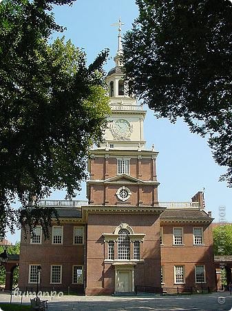 Индепенденс-холл (англ. Independence Hall, букв. Зал Независимости) — здание на площади Независимости в Филадельфии, штат Пенсильвания, США, известное как место, в котором обсуждали, согласовывали и подписали в 1776 году Декларацию независимости; место подписания Конституции США. С 1775 по 1783 года здание использовалось как место сбора Второго Континентального конгресса. В настоящее время здание является частью исторического парка США, занесено ЮНЕСКО в список объектов всемирного наследия. (фото 26)