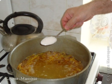 Вот только сейчас мы кладем соль (равномерно рассыпаем ее по поверхности, но не мешаем). из расчета не больше 1 ст. ложки на киллограм риса. Обратите внимание, что с этого момента мы «будущий плов» не мешаем вообще, до момента закладки риса, но об этом чуть позже. (фото 15)