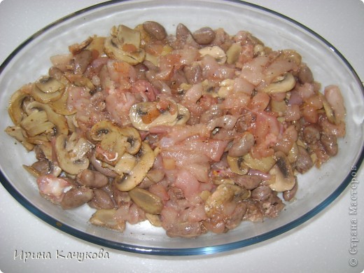 Готовим фарш для начинки курицы.
Куриное мясо (у меня все мяско без костей, которое было внутри курочки и плюс два кусочка филе грудки от другой курицы) мелко порубленное.
К мясу добавить пожаренные с луком грибы, посолить, поперчить.
Целые отварные куриные сердечки добавить в фарш.
Наполняем курочку фаршем. (фото 3)