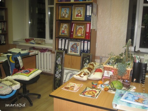 В итоге - весь кабинет заставили))))
На столе лежат альбомы, оформленые с помощью фотошопа в технике цифровой скрапбукинг. Это я делала несколько альбомов для своего годовалого ребенка. Помимо этого - на стенах (не видно, но упомянуть хочется) календари, сделаные мной для сотрудников отдела. (фото 11)