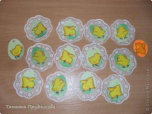 Вот такие подарки приготовили мои малыши (3-5 лет). Конечно, заготовки из салфеток вырезала я сама, клеили на картон вместе, а на кружевную салфетку - уже сам ребёнок. (фото 1)