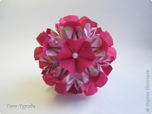 Это новенький - Primrose Наташи Романенко
Туториал здесь: http://kusudama.info/2012/04/primrose-tutorial/
 (фото 4)