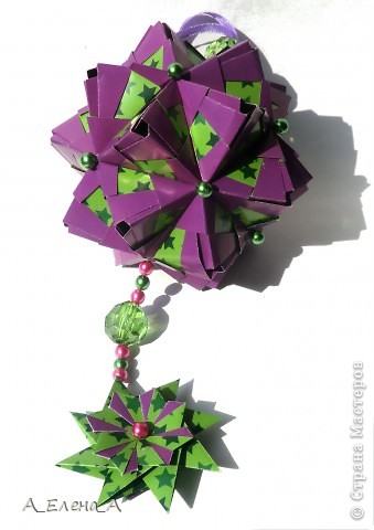 Здравствуйте!
Name: Vinca
Designer: Natalia Romanenko
Units: 30
Paper: 7.5*7.5 cm
Final height: ~ 9.5 cm
Joint: no glue
Туториал http://kusudama.info/2012/03/vinca-tutorial/ 
Фото на солнце. (фото 1)