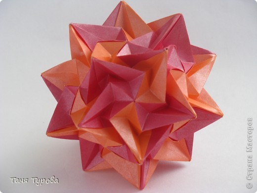 Кусудама Paradigma
Автор Е. Лукашева
Сайт автора   http://www.kusudama.me/
Бумага 5*5
Итог: 9,5 см
Видео:  http://www.youtube.com/watch?v=ezabkkIq3ds&feature=plcp&context=C46c1fd8...
 Видео по сборке:  http://www.youtube.com/watch?v=rCw_dr3uqgQ (фото 3)