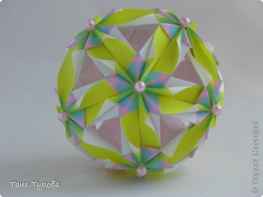 Tarantella
Автор Юния Филонова
Туториал:  http://ru-kusudama.livejournal.com/1127851.html  
Бумага: 7,5*7,5
Итог: 11 см
сборка без клея (фото 10)