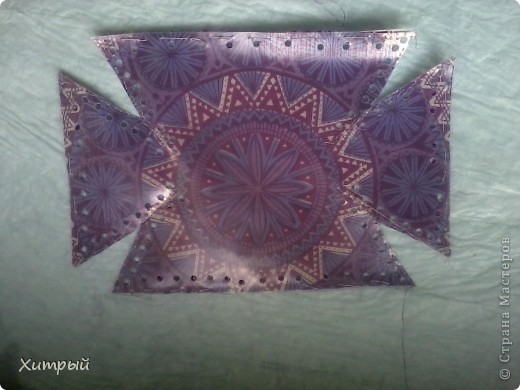 Крышку мне заказали выпуклую. Как-то так получилось, что делал подарок и сюрпризом, но без заказов не обошлось. Раскрыли мой сюрприз одним вопросом: "И что это ты тут все вынюхиваешь?" А допрашивать она умеет!
Внутренний прямоугольник крышки будет на 3см меньше внутреннего пр днища. А наружные периметры должны совпадать.
поэтому от внутреннего прямоугольника откладываем в стороны 6см - высоту оставленных передних стенок малых контейнеров. Наращиваем стороны до размеров основания. Прорисовываем уголки. соединение прорезей и даст нам объем.
опять повторяем последовательность: вставляем ткань в целофан, наметываем, рисуем, вырезаем, дырявим.  
 (фото 11)