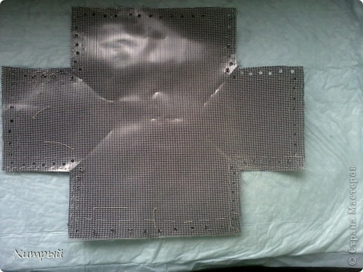 Соберите подготовленные контейнеры в группу и замерьте размеры основания. В моем случае контейнеры будут располагаться в два ряда по три штуки. Обязательно прибавьте по 2 см и ширине, и к длине. Высота молочных пакетов (в моем случае 14см) определяет размеры боковушек. к высоте прибавьте 1см.
Между двух слоев целофана проложите яркую ткань. Прямо на целофане нарисуйте выкройку, прометайте слои, вырежьте и сделайте отверстия дыроколом по периметру (фото 10)