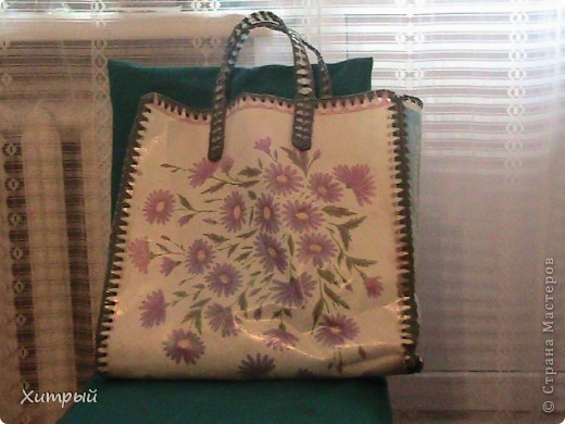 А оформилась моя задумка после погружения в давние (не такие уж и застойные времена)Перебирая вещи в кладовой на одной из полок я обнаружил сумку, связанную крючком. вот она! (фото 2)