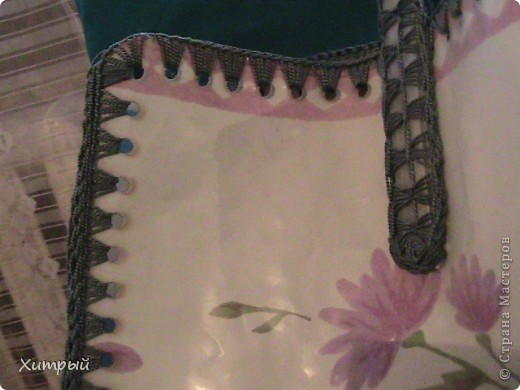 Расспросив жену, я выяснил, что в работе исользовался толстый целофан, дырокол, крючок и нитки. (фото 3)