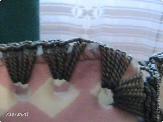 В девяносто каком-то лохматом году пришла в город мода на удобные и разноцветные сумки. Челночники с пресловутыми клетчатыми баулами еще только были на подходе, а возить тяжелые и объемные грузы нужно было уже прямо сейчас. вот и приноравливались к обстоятельствам. Мешки можно было "достать" на комбинате. Их и доставали.
Из большого мешка выкраивались детали, по периметру шилом или дыроколом делались отверстия. Крючком крепкой ниткой обвязывались и связывались детали, крепили ручки, если надо, то и крышку. И вуаля, собирайся в путь. 
Теща придумала вставлять между слоями целофана яркую ткань или обыкновенные платки. Жить стало лучше, жить стало веселей. (фото 7)