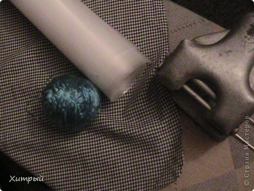 Например, возили в них варенье. Два-три вставляли один в другой для нажежности, во внутренний вливали до пяти литров густого ароматного вишневого варенья, зашивали или запаивали края. и вот в такой невесомой и небьющейся таре везли через тысячи километров на север дикий, где находится приют убогого чухонца, но не растет ничего путного из плодоносящих деревьев.    (фото 5)