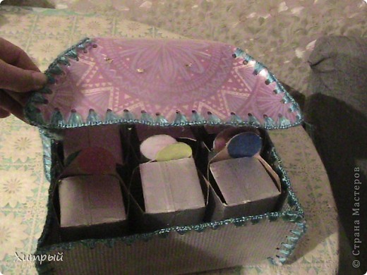 Маленькие контейнеры покрасил серебристой краской спреем.
Кроме цветных меток на переднюю поверхность нанес и словесные указатели. я знаю, что электрических свет сильно искажает цветовосприятие. поэтому во избежание недоразумений.
Я разделил спектр цветов на шесть групп:
1 белый, серый, серебристый
2 желтый, оранжевый, золотистый 
3 синий, голубой
4 зеленый, малахит
5 красный, розовый, лиловый
6 черный, коричневый. (фото 13)