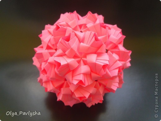 Little Roses
Автор Мария Синайская
90 модулей размером 2,5*5 см
диаметр ~6,5 см
диаграмма http://goorigami.com/diagrams/little-roses-kusudama
без клея (фото 2)