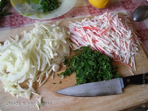 Важно!!! Лук должен быть вкусным, не жгучим!!! Может быть и салатный подойдёт, но я делаю с обычным (покупаю крупные луковицы, продолговатой формы). По объёму лука примерно должно быть столько же, сколько и крабовых палочек.
Выжать сок из 0,5 лимона.
Нарезать лук – тоненькими полукольцами, посыпать сахаром, полить лимонным соком (у меня здесь его - 3 большие столовые ложки), очень хорошо перемешать, оставить мариноваться минут на 20-30 (я ещё 1-2 раза его перемешиваю, пока он маринуется).
Тем временем нарезать тонкой соломкой крабовые палочки, порубить укроп.
Всё – остаётся перемешать и заправить майонезом лук, укроп и крабовые палочки.
(фото 3)