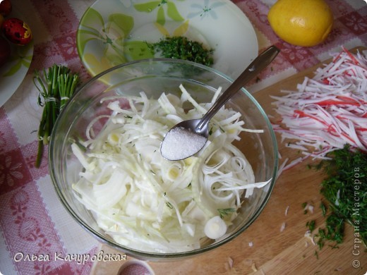 Самое главное, чтобы лук «промариновался правильно»  - я пробую его на вкус, могу добавить либо немного лимонного сока, либо сахара… Хотя сейчас, после того, как я делала этот салат, наверняка, не менее ста раз, всё получается замечательно сразу. Честно говоря – не получился  салат  всего 1 раз – подвёл дико-жгучий, почти «вырви глаз», лук.  (фото 4)