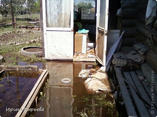 Добро пожаловать!Вся мебель лежит на боку,кругом тина,плесень....запах как на болоте!А калошки-то мои какие молодцы,рядком и на самом видном месте! (фото 4)