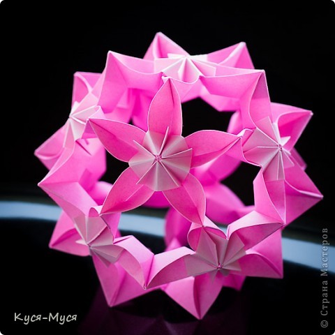 И так, номинацию "Цветущие 30-модульники" открывает: 
№ 01 Concave Flower Hat Ball, автор Tomoko Fuse  
Unit Origami Fantasy стр. 110
30 модулей
Размер листочков 3,75* 7,5 см (1:2)
Размер кусудамы 8 см
Без клея
 (фото 2)