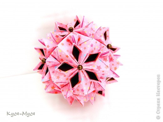 №03 Кусудама Cherry Blossom Ball  
Автор Томоко Фусе 
Unit Origami Fantasy стр. 143-144
30 модулей 
Размер квадратов 7,5 см,.
Исходный размер 7,5-8см
 (фото 4)