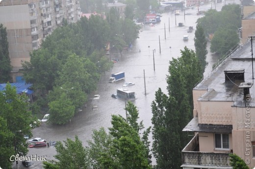 дальше фото из интернета... улица Балковская под водой, на Французском бульваре полметра воды... (фото 6)