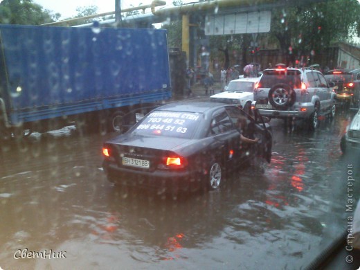 хозяева машины вычерпывают воду из салона (фото 4)