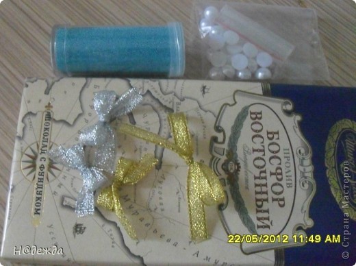Ну и на последок сладенькое. Да вот такая большая шоколадка с востока лежала в третьем сундучке-коробочки с сокровищами, а с ней еще микробисер, бантики и полубусины. Шоколадка была уничтожена моими дочками, которые любезно поделились ей с нами. М-м-м какая же она была вкусная..... (фото 13)