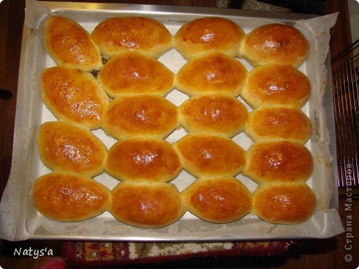 http://ru.geniuscook.com/russkaja-kuhnja/pechjonye-pirozhki-s-mjasom/     И еще одна хитрость, которой научила меня бабушка - чтоб пирожки выглядели более аппетитными и "нарядными", после выпекания их сразу надо смазать сиропом (в 100 гр воды(любой, можно холодную, можно гарячую) размешать 1 ст.ложку сахара). Подготовили строп, выняли пирожки из духовки - СРАЗУ смазали их сиропом (без фанатизма, смазываем по принципу как смазываем яйцом перед выпечкой), накрыли чистым полотенцем и дали слегка остыть НА ПРОТВИНЕ, через минут 15-20 снимаем уже на стол застеленный полотенцем доостывать. Эх, у самого "левого" лопнул шовчик, жалко то как, испортил такое фото !!! Ну, ничего как только остынет, я его и съем  )))))))) (фото 4)