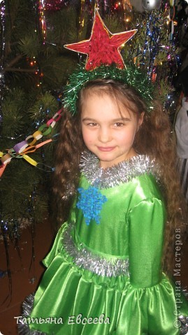 Давно хотела поделиться идеей новогоднего костюма, который мы сшили к встрече Нового 2012 года. Фотографировала ни сама, поэтому за качество не ручаюсь. Самое интересное было изготовить звёздочку в технике квиллинг и "ожерелье" - снежинка. Платье длинное. Нашито три яруса, которые обрамлены серебристой мишурой. (фото 1)