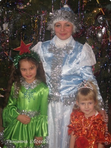 И, наконец, со Снегурочкой и подружкой Лизой! (фото 4)