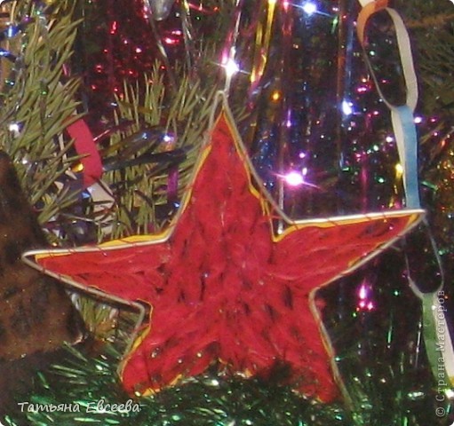 Звёздочка чуть ближе - все элементы сделаны в форме "глаз", склеены между собой и обрамлены сначала полоской желтой бумаги и алюминиевой проволокой, конец которой прикрепили к оботку. (фото 2)