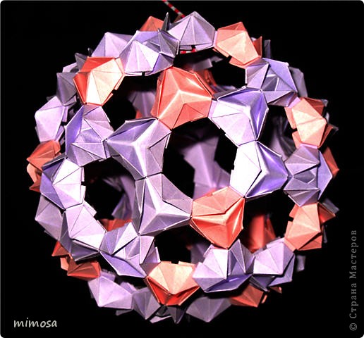 Те же манипуляции надо проделать ещё с двумя листами офисной бумаги. И, когда у вас будут готовы 60 треугольников, можно без труда сложить Byckyball  (фото 16)