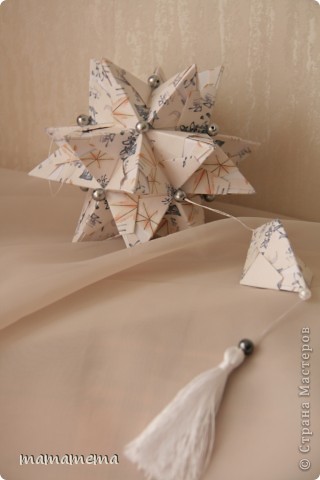 Кусудама Chandelle
Схемка здесь: http://goorigami.com/diagrams/chandelle-kusudama 
Эта кусудама покаединственная, которую мне удалось собрать без клея и у которой бусинки действительно только для украшения, а не для маскировки дырок. Сама удивилась, как это я так ее сабрать умудрилась  (фото 16)