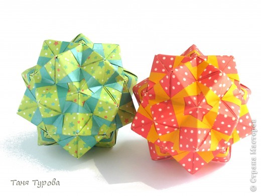 Вот, кстати, и они:
Penta-Star Sonobe.
Автор Rosemary (Berry) Lyndall Wemm
Бумага: 7,5*7,5
Итог: 8,5 см
сборка без клея
Вспомнилась мне моя ошибка, ведь и не думала, что можно собрать и так, и этак один и тот же модуль. И тут меня осенило!! Я взяла пробник и перегнула "правильным" :-))) способом, пребывая в полной уверенности, что это будет ОН!! Ну тот соноб Вахрушевой. (фото 4)