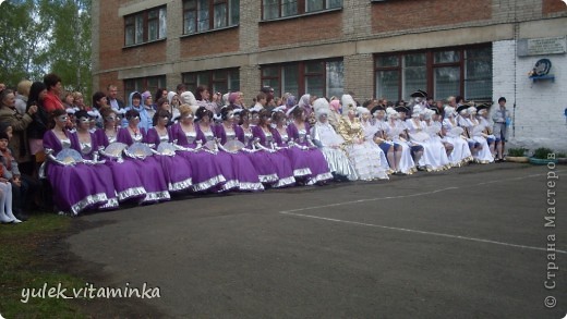 В этом году выпускался не только 11 класс, но и 9. У них отличаются немного костюмы. (фото 2)