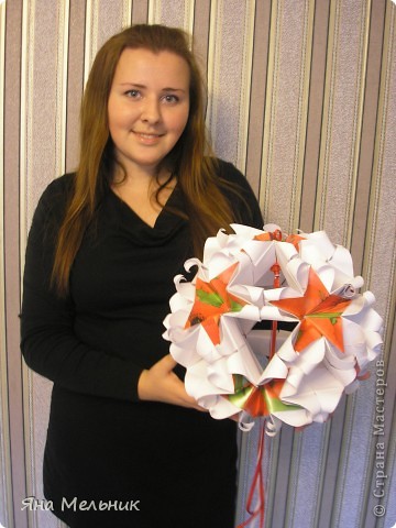 Кусудама Sweet Spring:  http://kusudama.info/2011/11/kusudama-sweet-spring/
Высота: 30 см
Модули: 30 штук – 20*20 см, 60 штук – 10*20 см
 (фото 12)