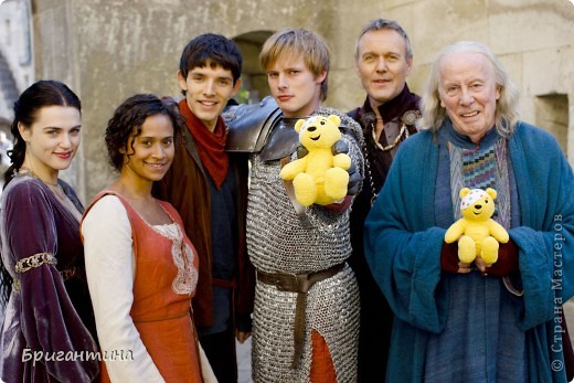 Актеры сериала Мерлин в поддержки акции "Children In Need".
Информация и картинки взяты здесь http://www.merlintv.ru/photo/wgallery_list.php?gallery=children_in_need&page=1&sort=1 (фото 5)