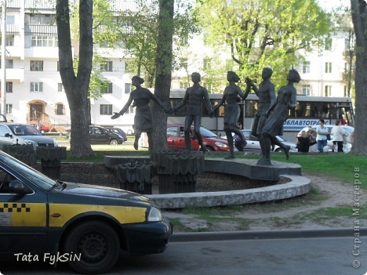 Около ресторана девчоночки гуляют (фото 31)