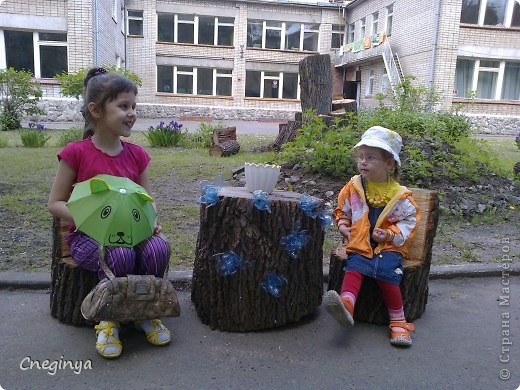 А здесь наши фантазийные цветы украшают стол из обеденно-чайной группы на природе.  (фото 3)