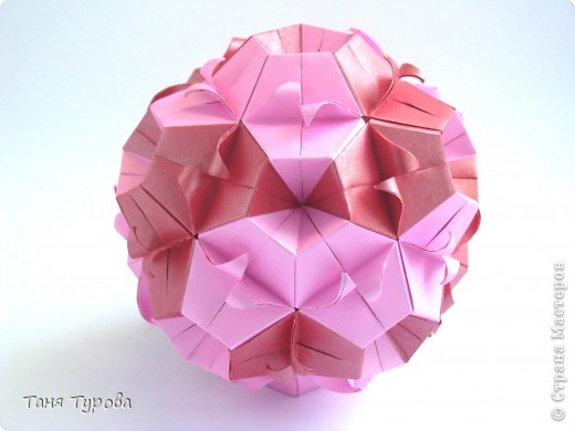 Эта кусудама отстала всего на 1 бал!
Dimped Model with Flowers
Автор Meenakshi Mukerji.
Бумага 7,5*7,5
Итог: 11 см.
сборка без клея (фото 3)