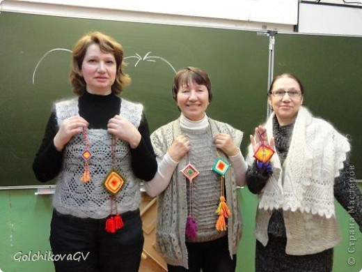 А началось все с семинара по народной культуре, где мы разучивали песни и хороводы, изготавливали славянский оберег. (На фото- руководители МК с изготовленными оберегами -славянский крест).
И понеслось... захотелось мне побольше узнать про обереги. Узнала, что есть такие обереги и у индейцев, и народов Тибета,... А не прообразы ли это нашего славянского оберега?! Как только задалась таким вопросом, нашла и такой материал: http://edoranblog.ru/post154771216/. Много встречала высказываний, что некоторые славянские обереги были восьмилучиковые. (фото 3)