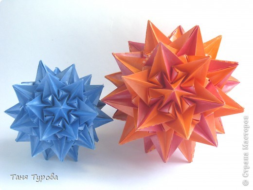 Всем привет!

Кусудама Firs & Stubs
туториал здесь http://www.pe9.ru/tag/kusudama/page/3/  (фото 1)