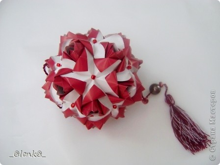 Итак, начну с моей фаворитки)))
Little Roses kusudama
Бумага: 9х4.5 см
Итог: 9см
Сборка: чтобы не повторяться-все кусудамы я подклеивала (фото 2)