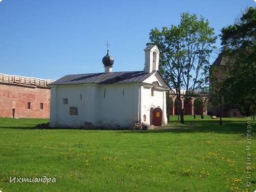 Та самая церковь. Дорожка к ней посыпана мелкой галькой. И камушек этот буквально выпрыгнул у нас из-под ног! Чудо какое-то! (фото 9)