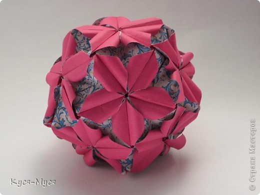 как это длаеться написано здесь: http://ru-kusudama.livejournal.com/1160112.html
фото модуля : http://farm9.staticflickr.com/8163/7361860192_cdb80dbf7f_z.jpg
Собираеться на одном дыхании. Сегодня утром и сложала пример за 45 минут (с перерывами и отвлечениями :)))
Всем советую сложыть!
(фото 2)