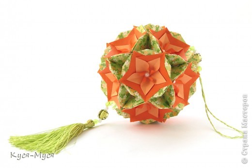 второе место - 12 баллов
Pinwheel Ball A
Designer: Tomoko Fuse
Units: 30
Paper: 7.5*7.5 cm
Joint: no glue
Цветы: 12 штук по 5 модулей.
Designer: Enrica Dray
Итог 9.5 см
Роботу предоставила Наталия Романенко! Поздравляем!!!!
(фото 3)