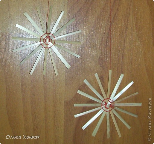 Знаю, что сейчас на самое время делать поделки на Рождество, но если очень хочется попробовать, то буду готовить сани летом:)
Видео МК нашла на Ютубе http://www.youtube.com/watch?v=6dnJufYvQ7s&feature=player_detailpage
Я немного изменила оплетку, и не обрезала кончики. (фото 1)