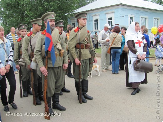 Вот стоят солдаты вместе с сестрой милосердия. (фото 10)